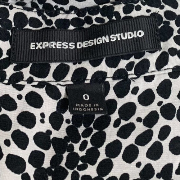 EXPRESS DESIGN STUDIO WOMEN'S BLACK & WHITE ABSTRACT SHORT SLEEVE DRESS - Picture 5 of 8